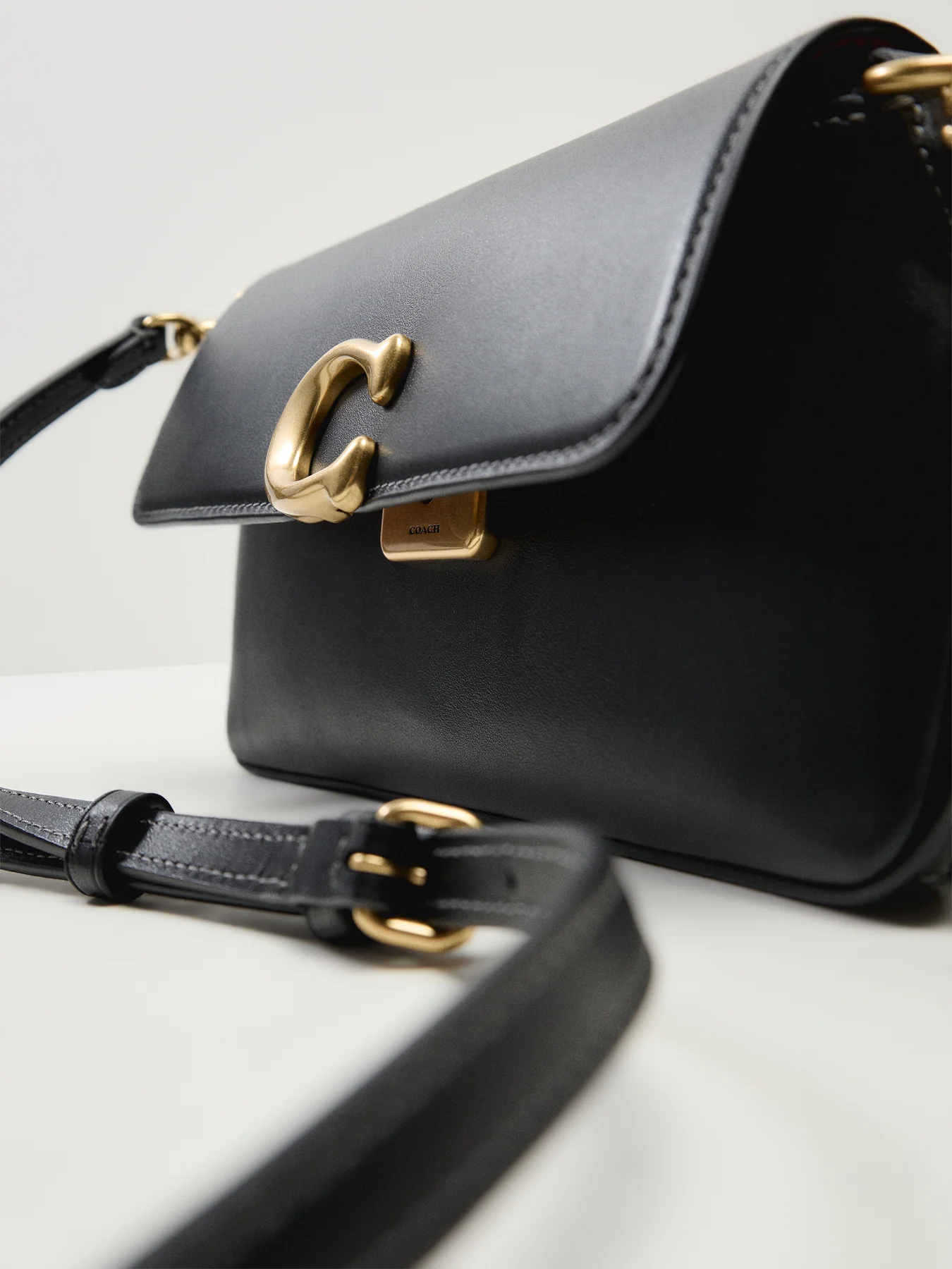 Refined Calf Leather Jet Shoulder Bag Black - Image 5