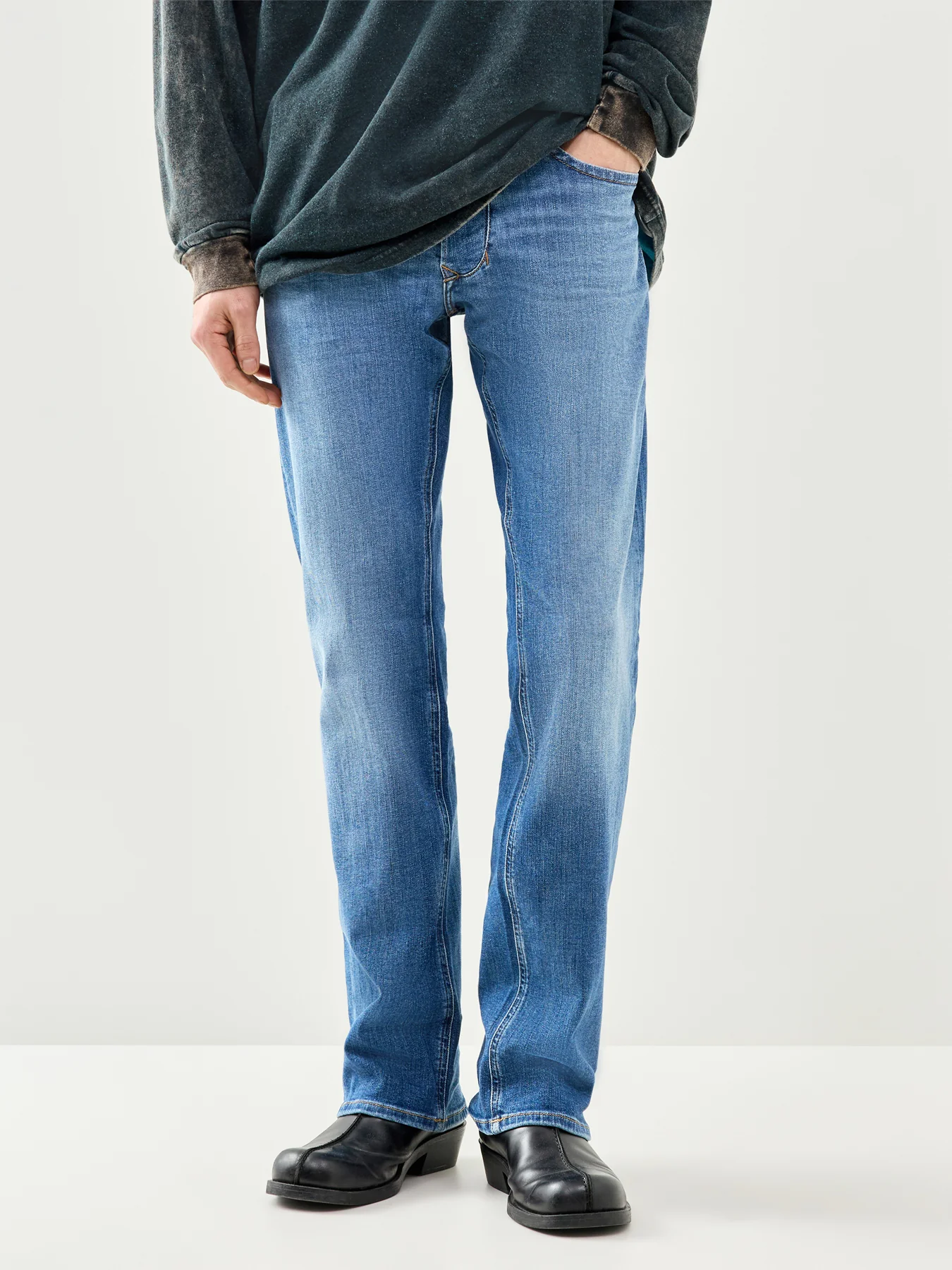 Diesel 1985 Larkee Regular Fit Jeans in Blue - Image 4