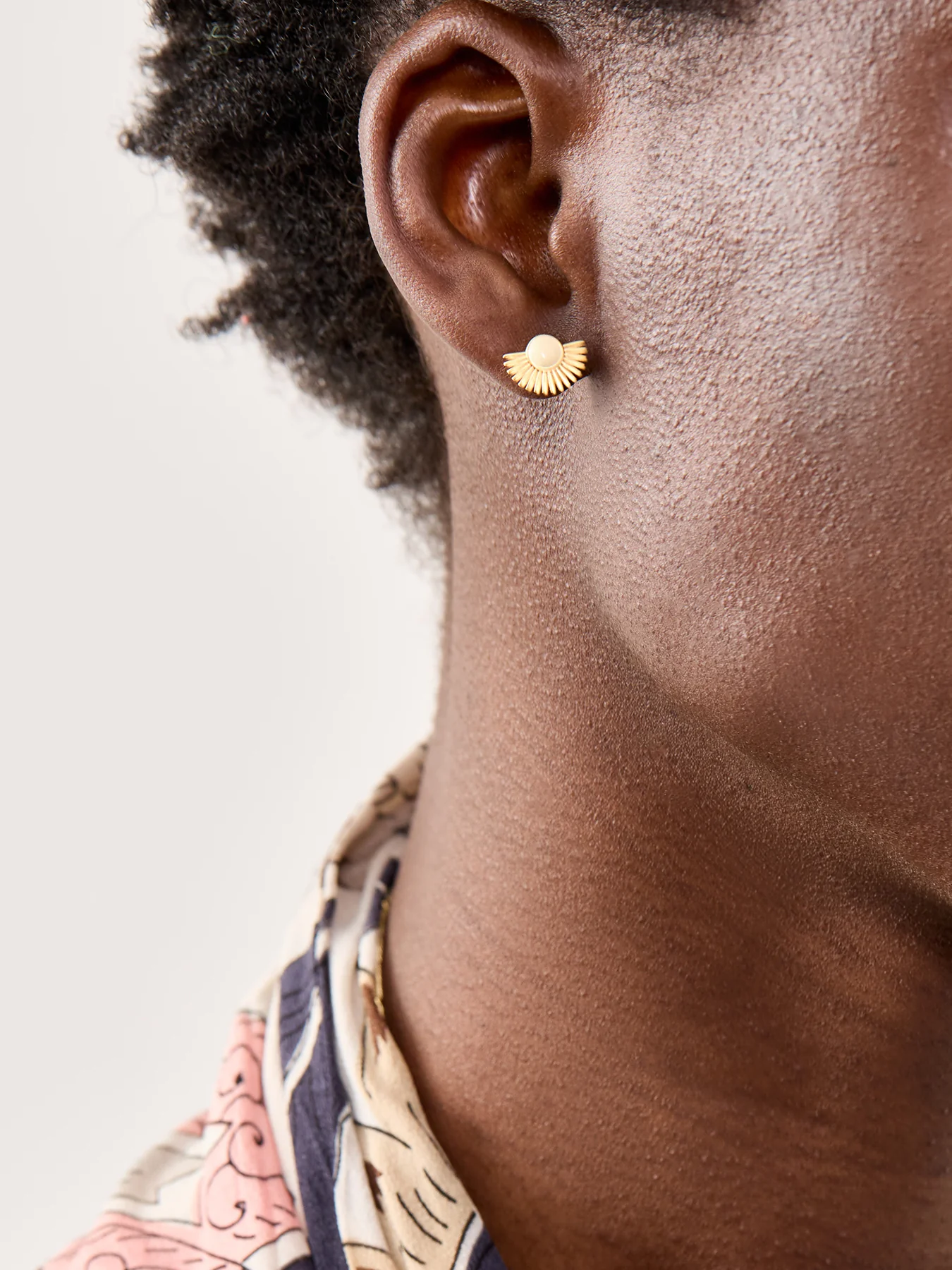 Soleil Stud Earrings Gold - Image 2