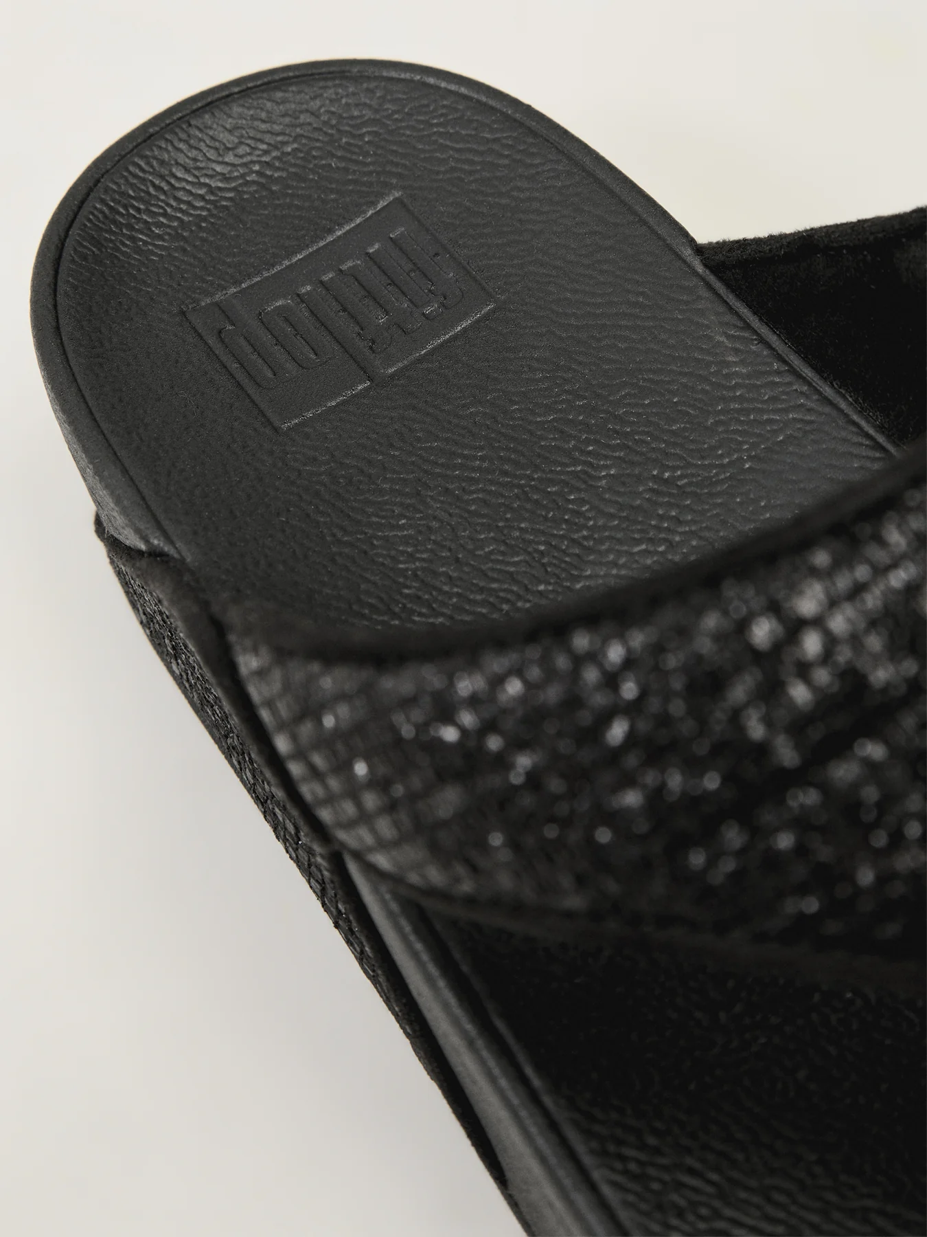 Lulu Crinkled-Shimmer Toe-Post Sandals Black - Image 3
