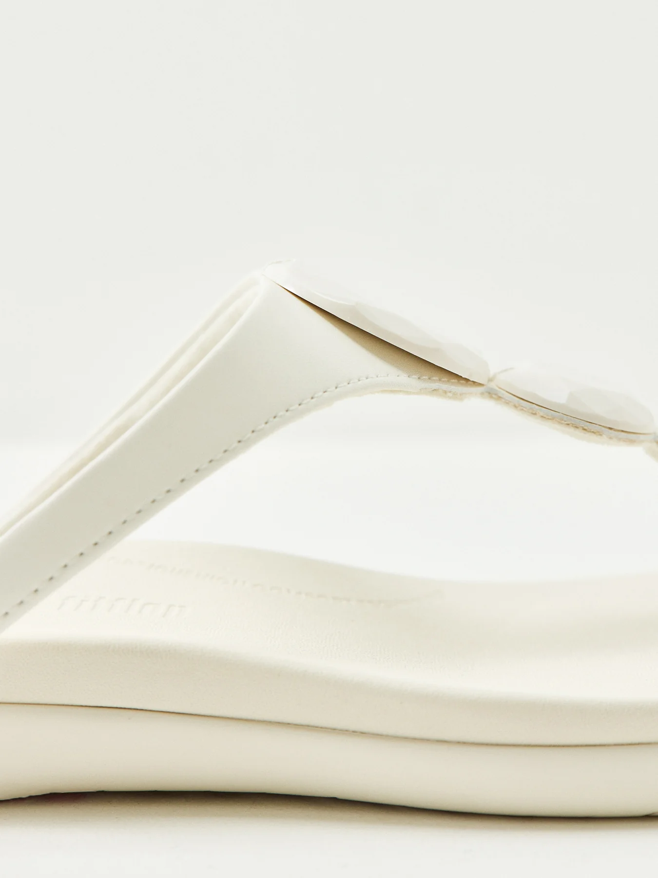 Solay Glossy-Disc Toe-Post Sandals White - Image 3
