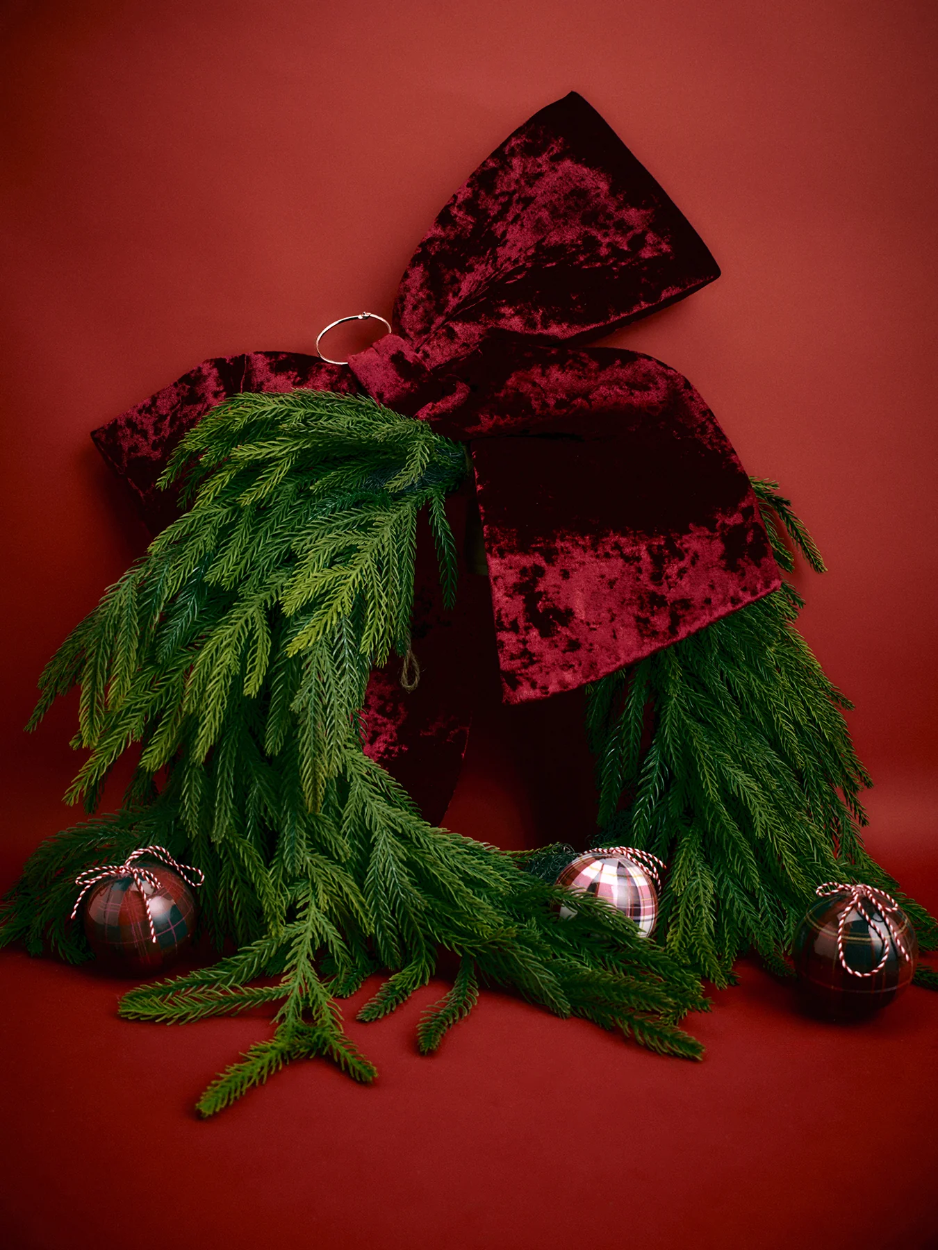Waxed Pine Wreath Christmas Decoration 61cm - Image 2