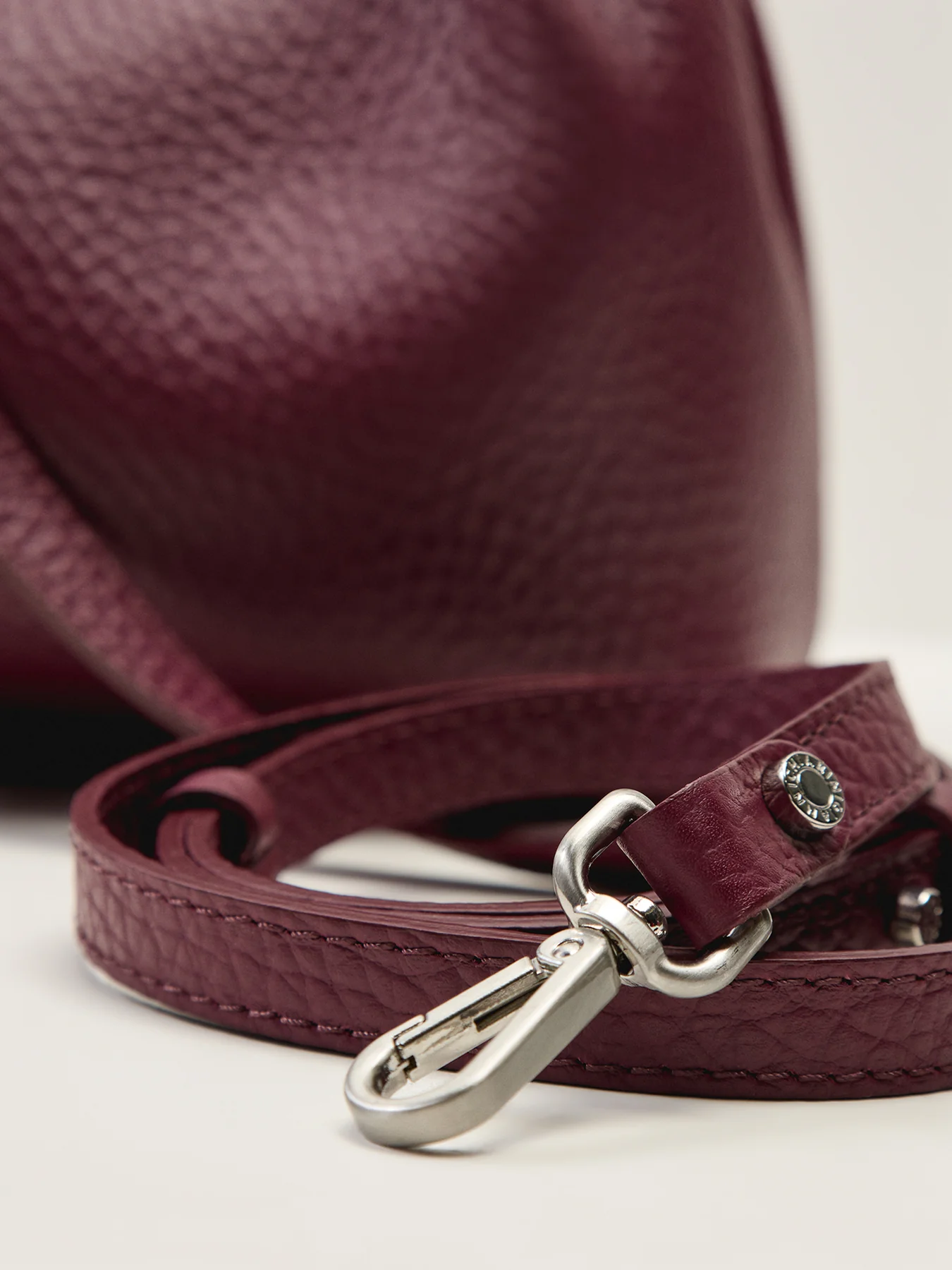 Dua Medium Leather Crossbody Bag Berry Wine - Image 5