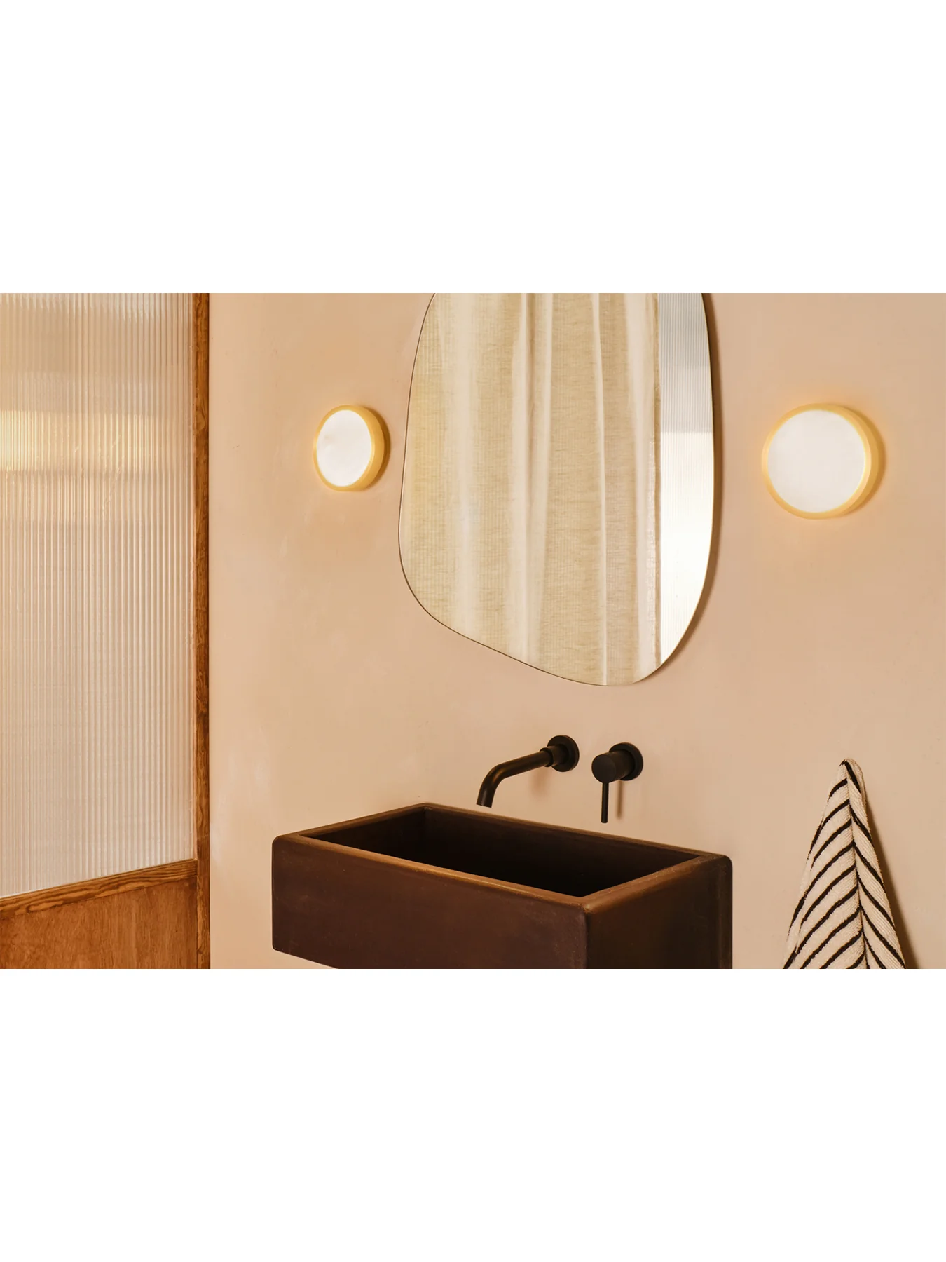 Vergano LED Wall Light Alabaster/Brass IP44 - Image 2