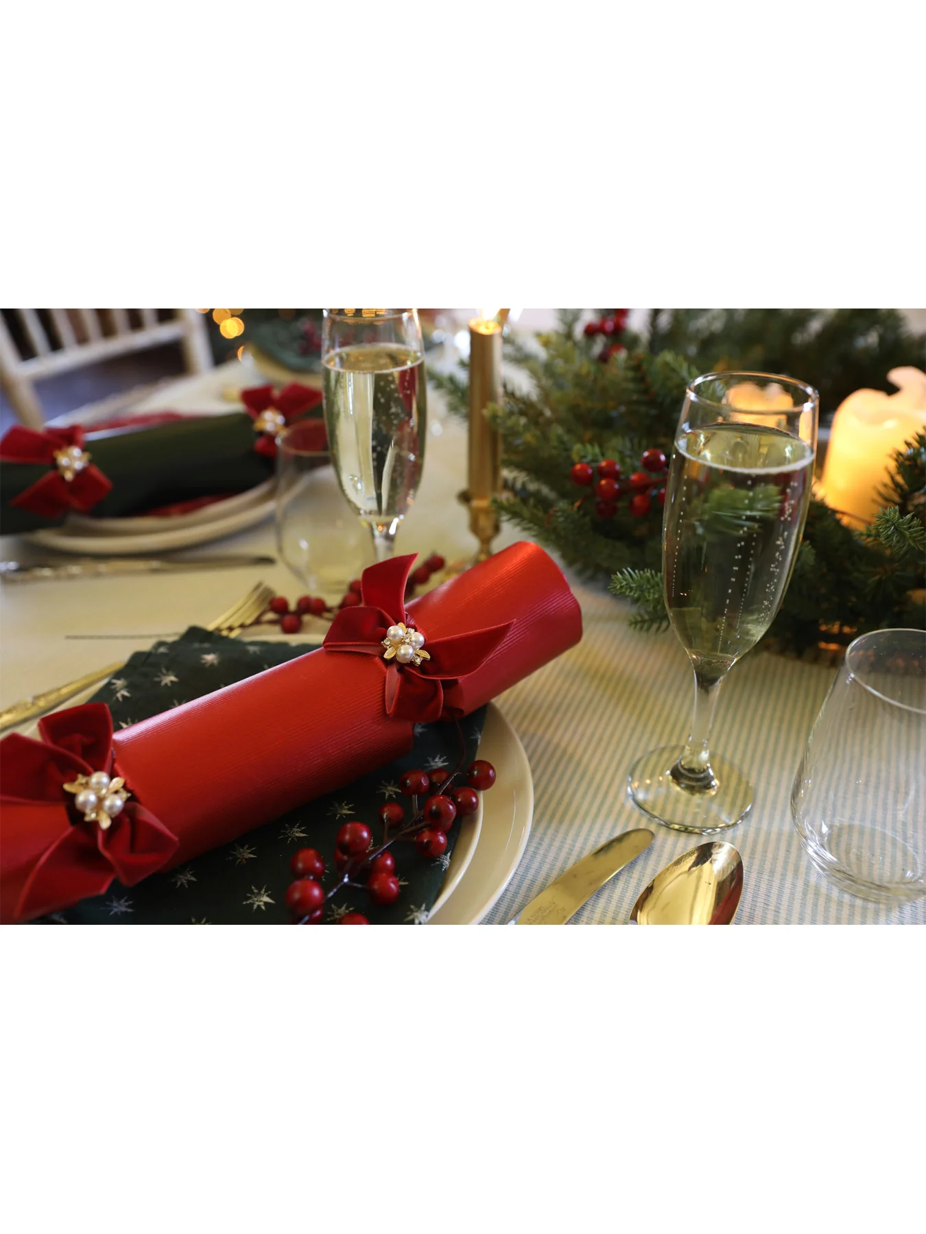 Traditional Tidings Red Pack of 6 Christmas Crackers - Image 2