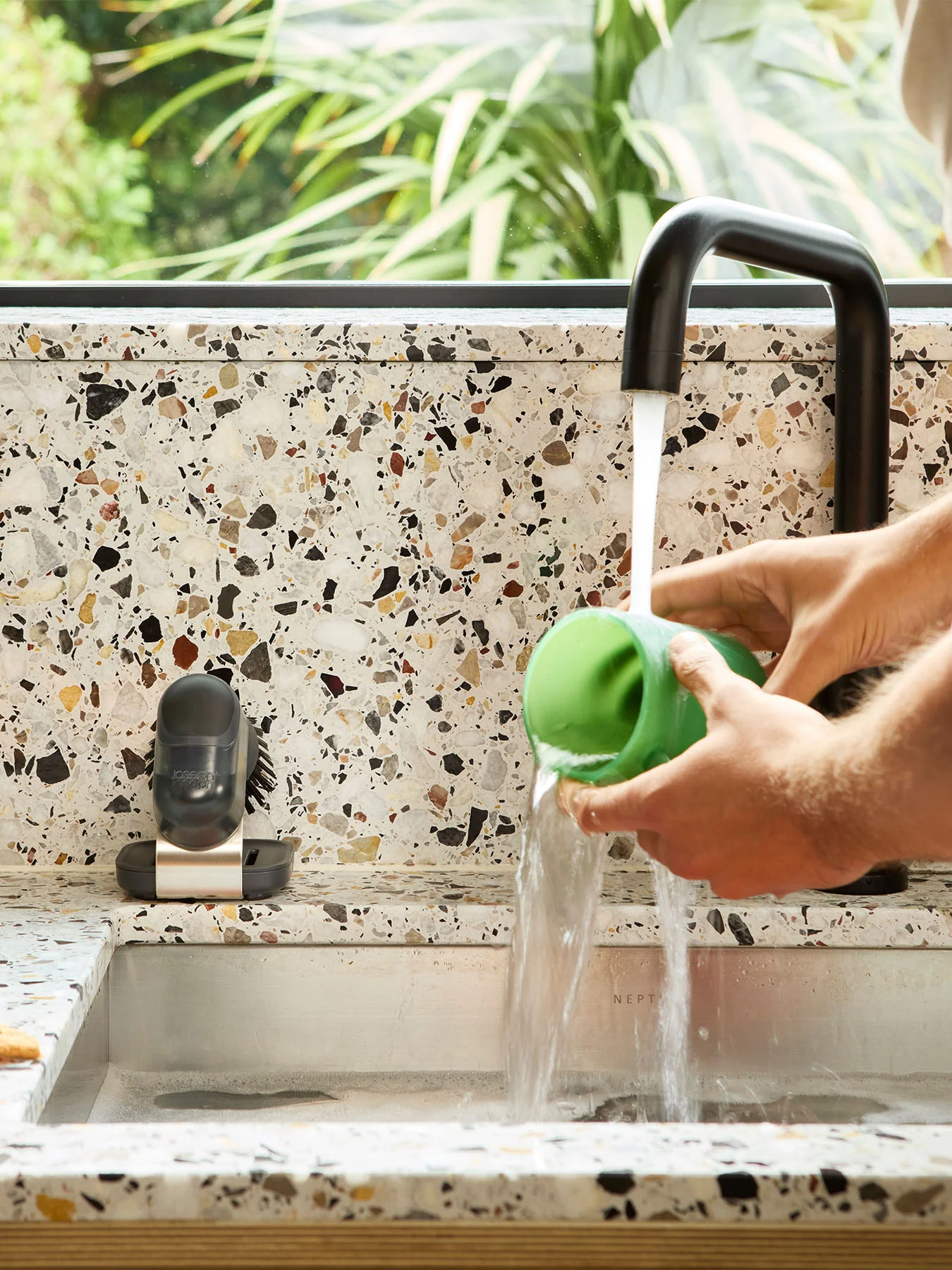 SinkTech Compact Soap Dispensing Washing Up Brush With Stand - Image 3