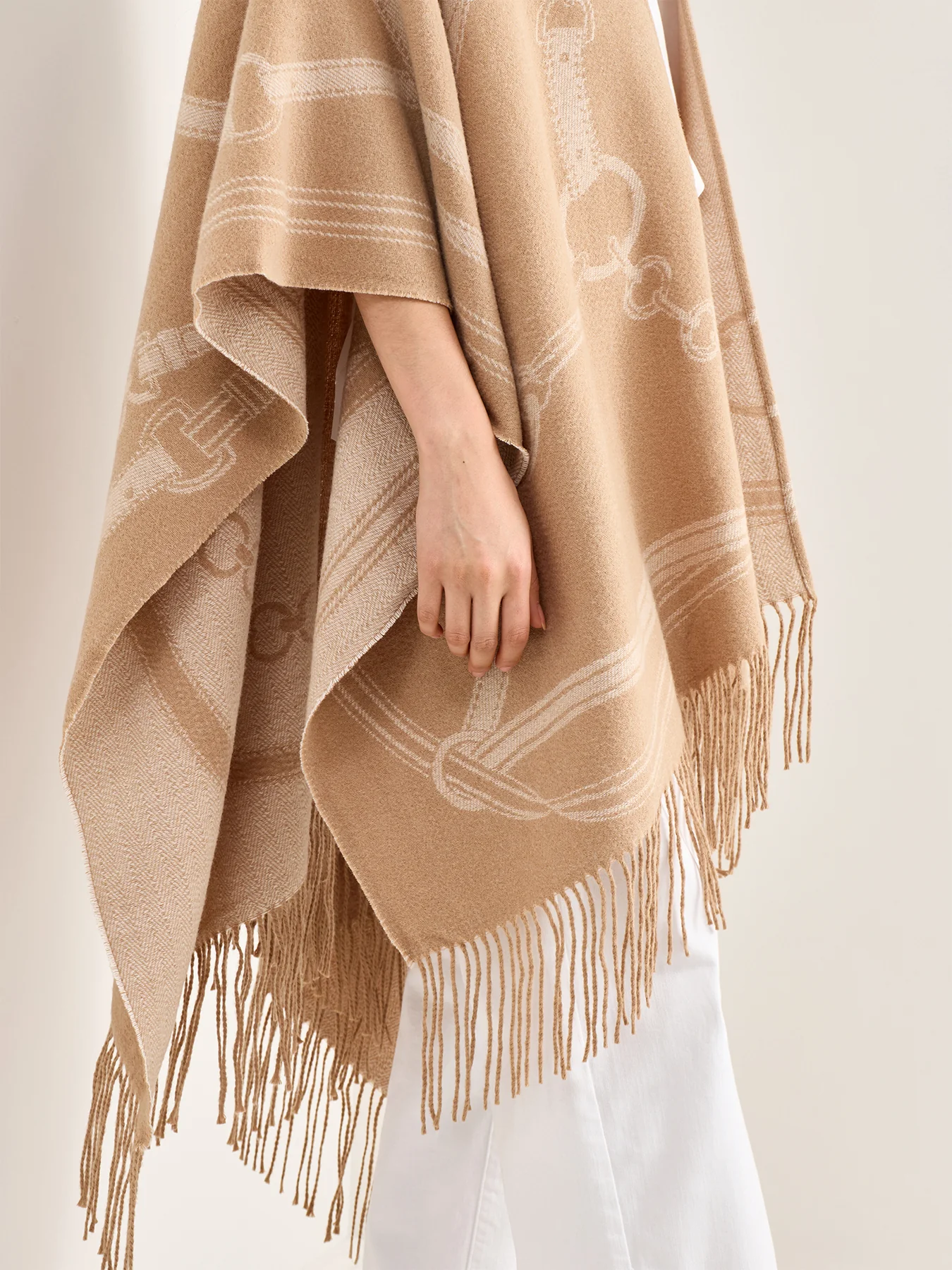 Jacquard Cape Cream - Image 3