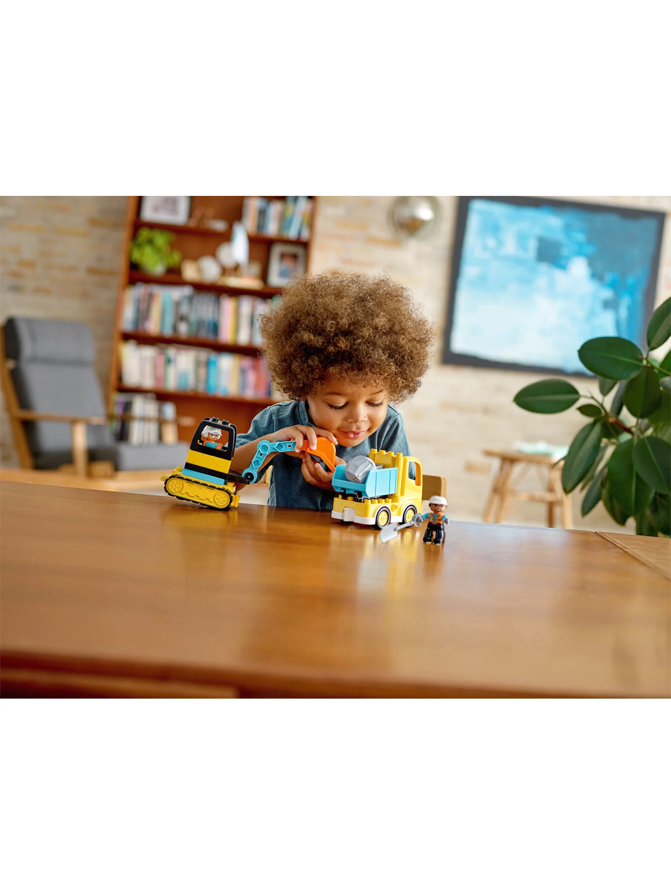 Truck and Tracked Excavator 10931 - Image 4