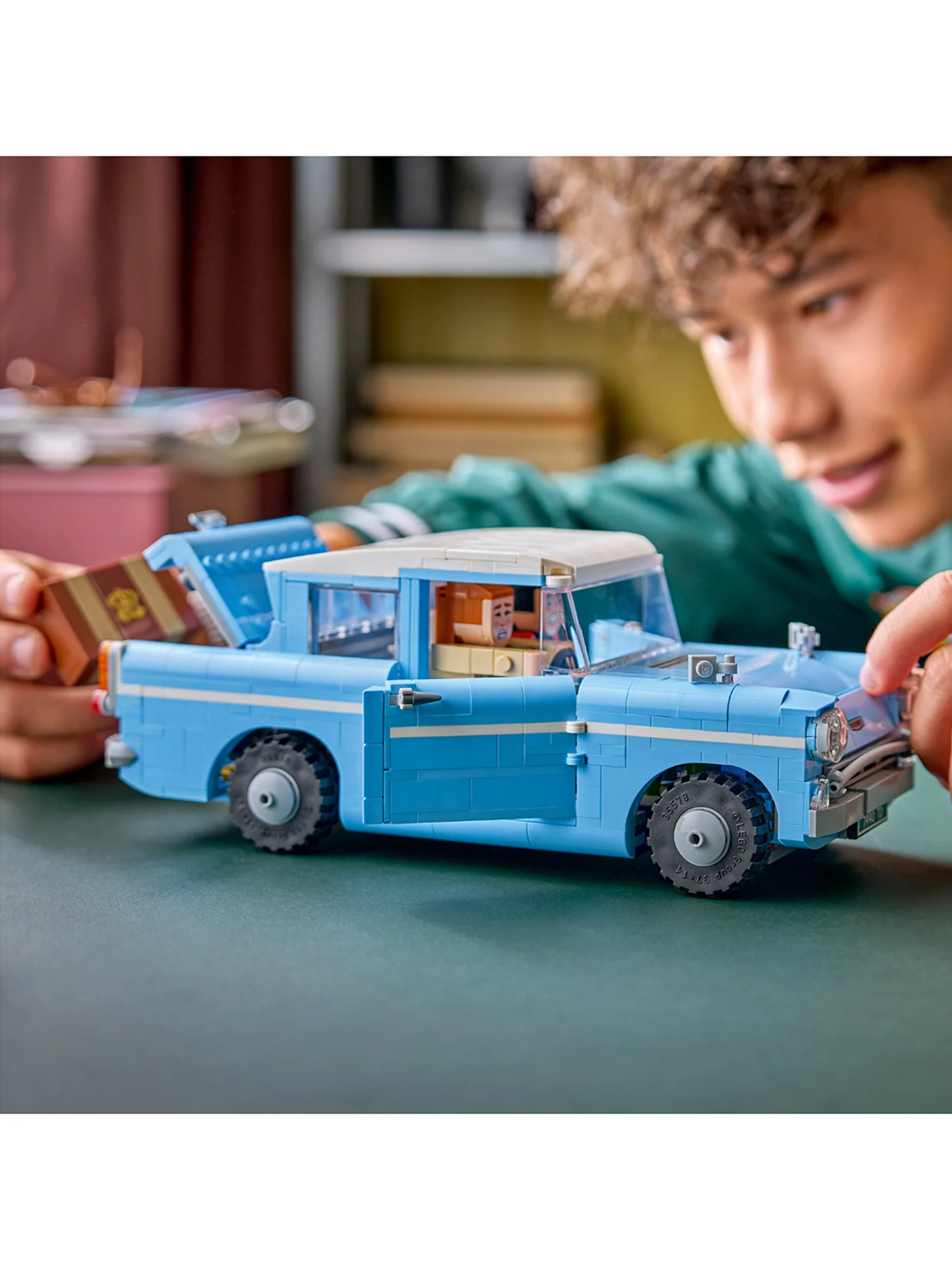 Harry Potter Enchanted Flying Ford Anglia Set 76470 - Image 2