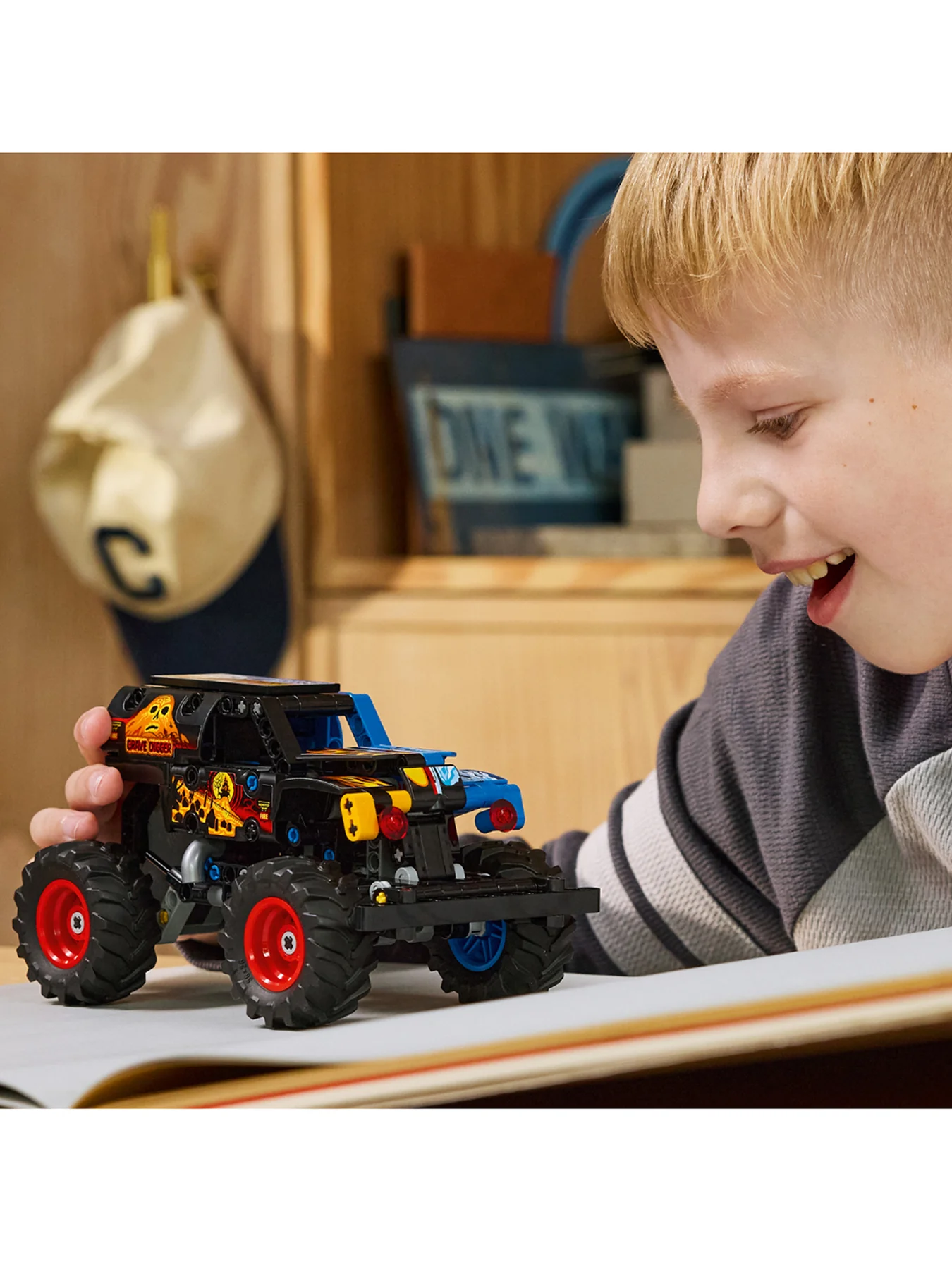 Technic Monster Jam Grave Digger Fire and Ice Set 42219 - Image 2