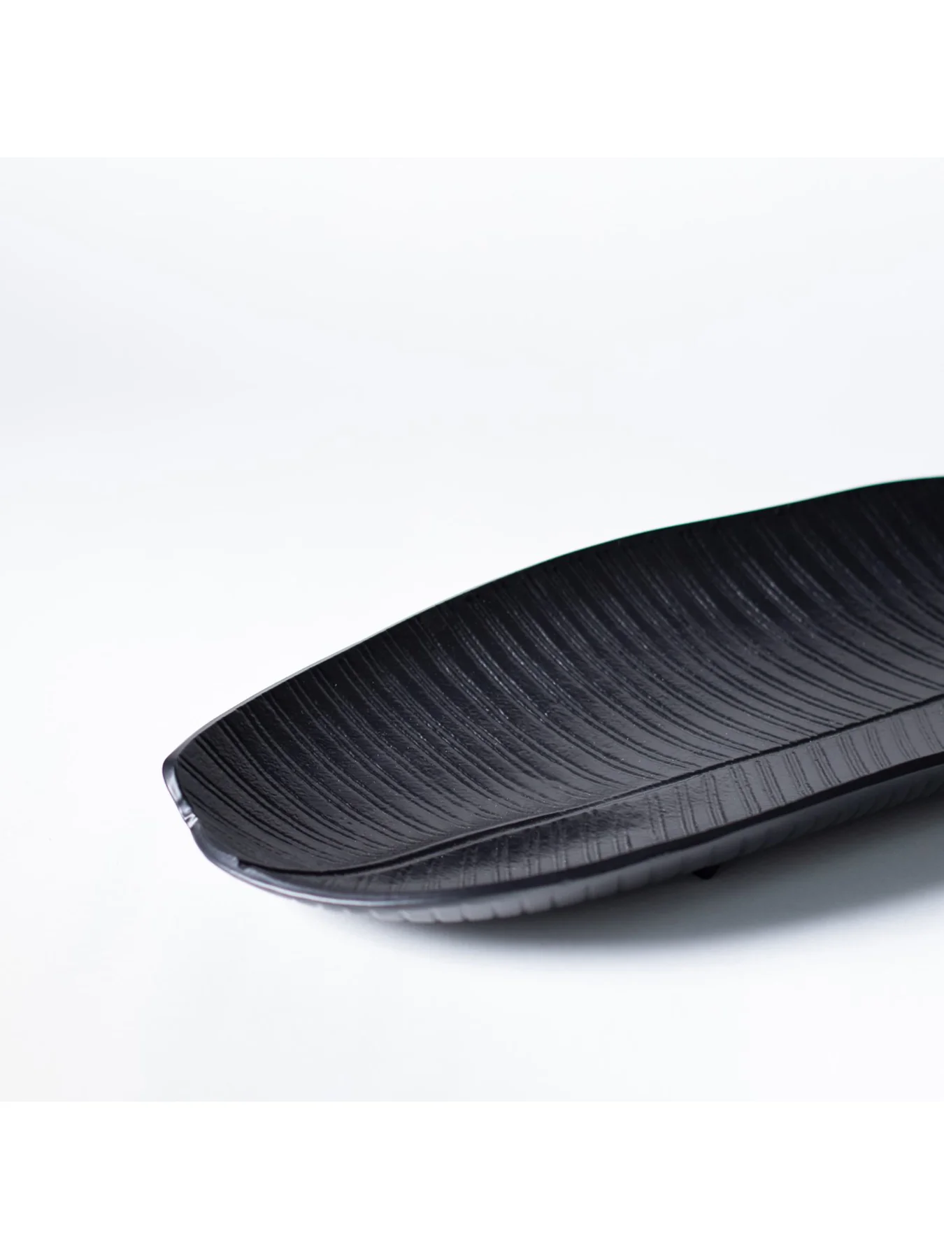 Avara Tropical Leaf Dish Black Large - Image 2