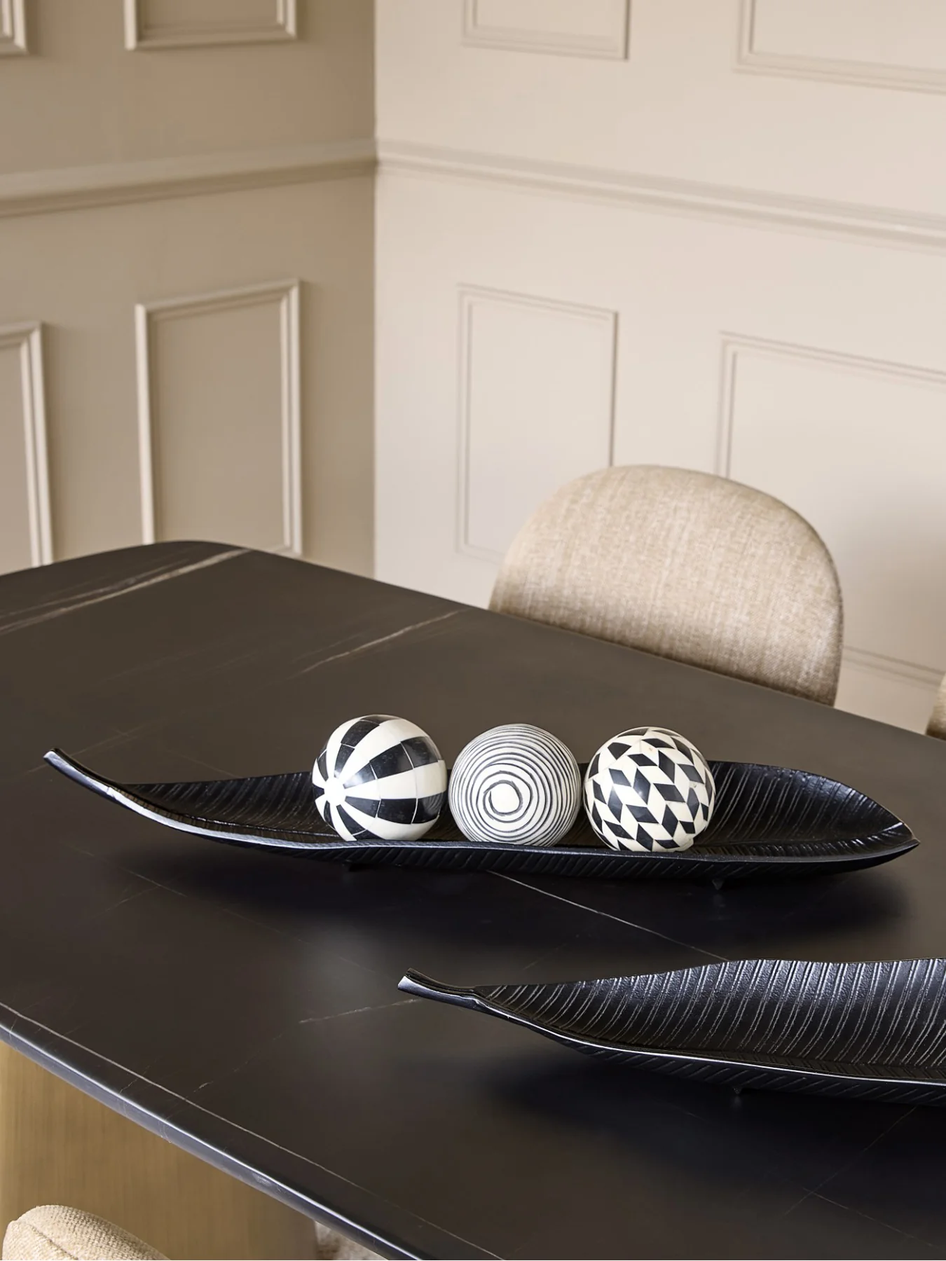 Avara Tropical Leaf Dish Black Large - Image 3