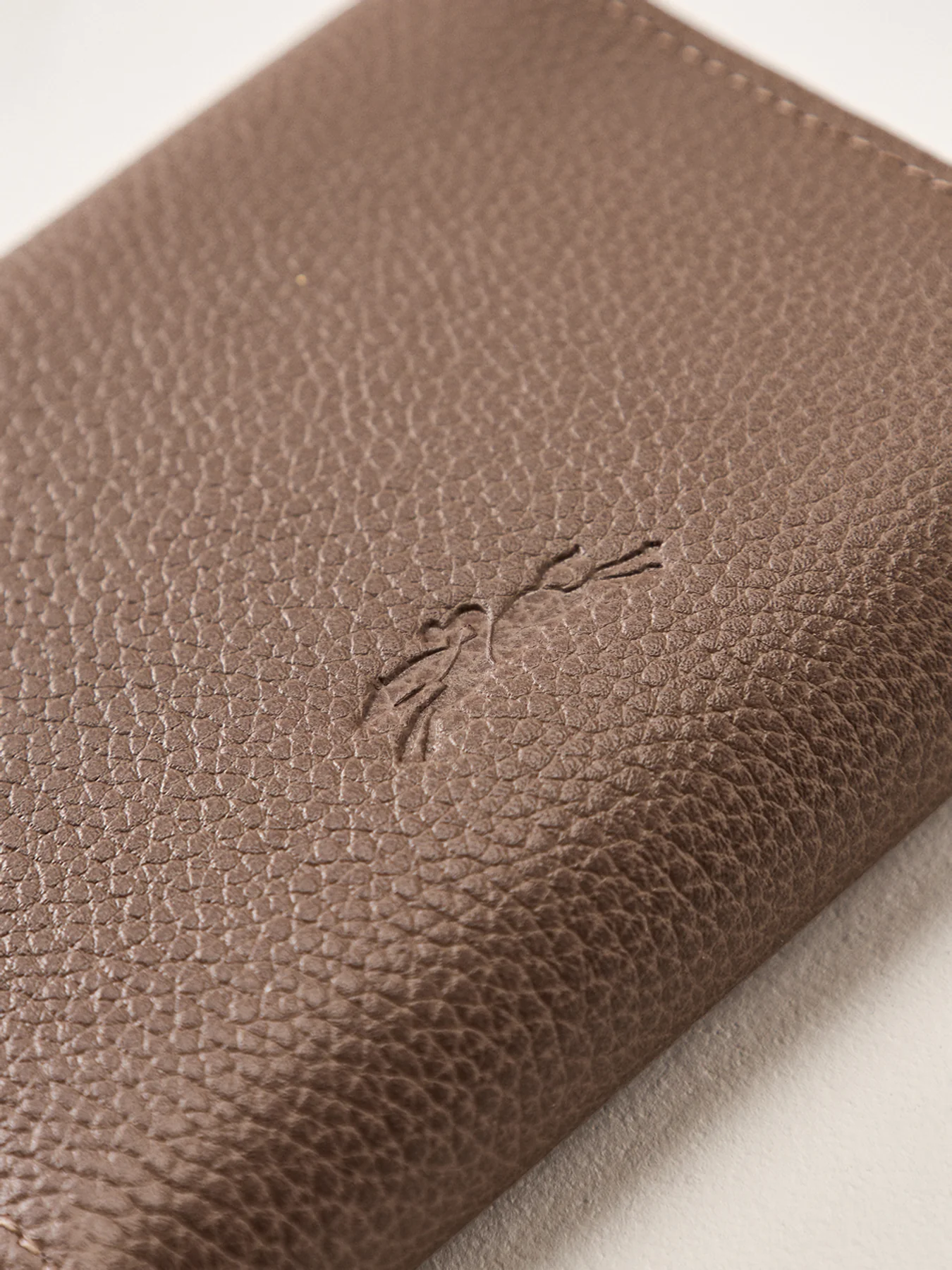 Le Foulonné Leather Compact Wallet Taupe - Image 3