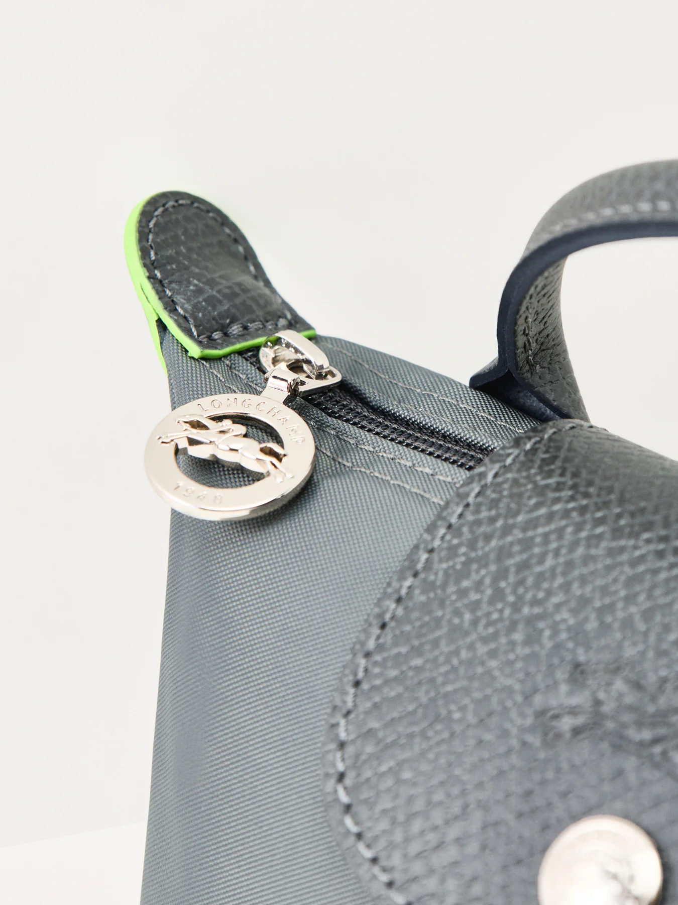 Le Pliage Green Nylon Pouch Graphite - Image 4