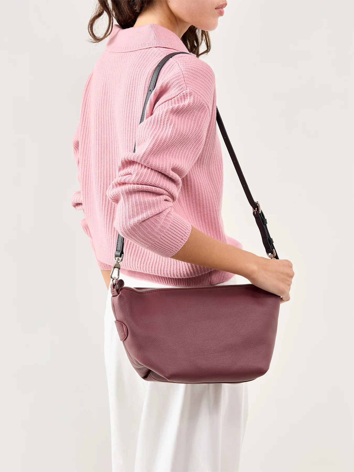 Le Slouchy Small Leather Crossbody Bag Pomegranate - Image 2