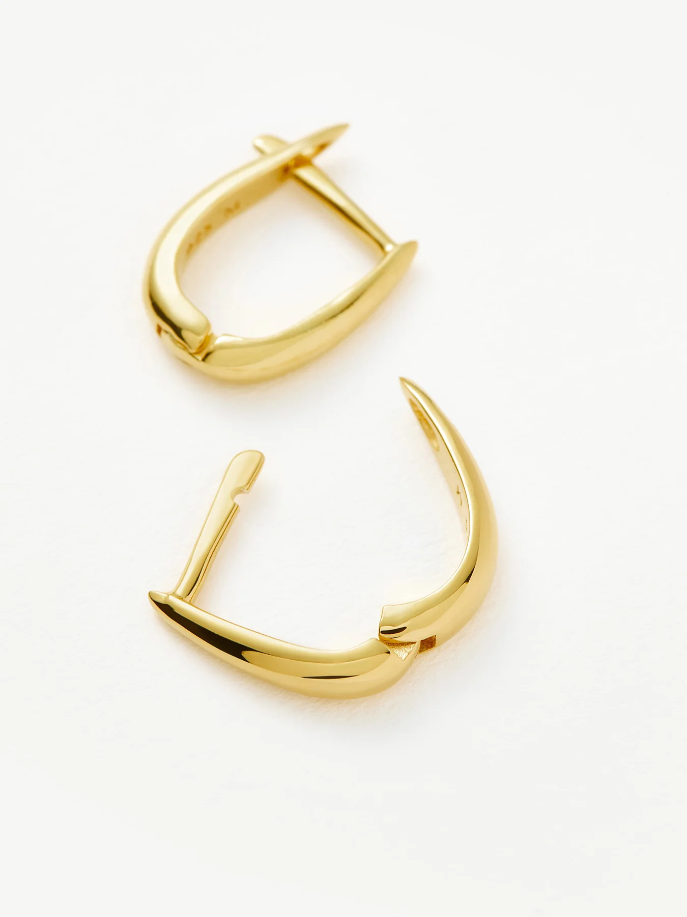 Claw Huggie Earrings Gold - Image 3