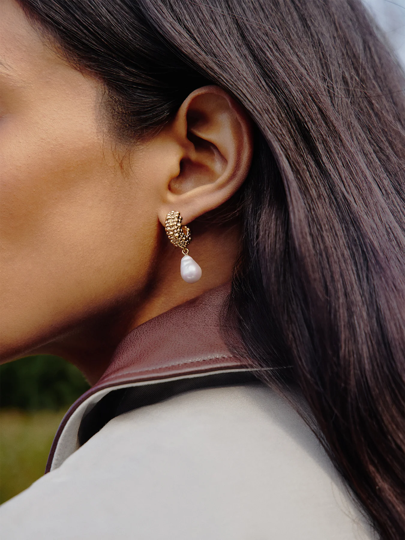 Pearl Baya Small Hoop Drop Earrings Gold - Image 4