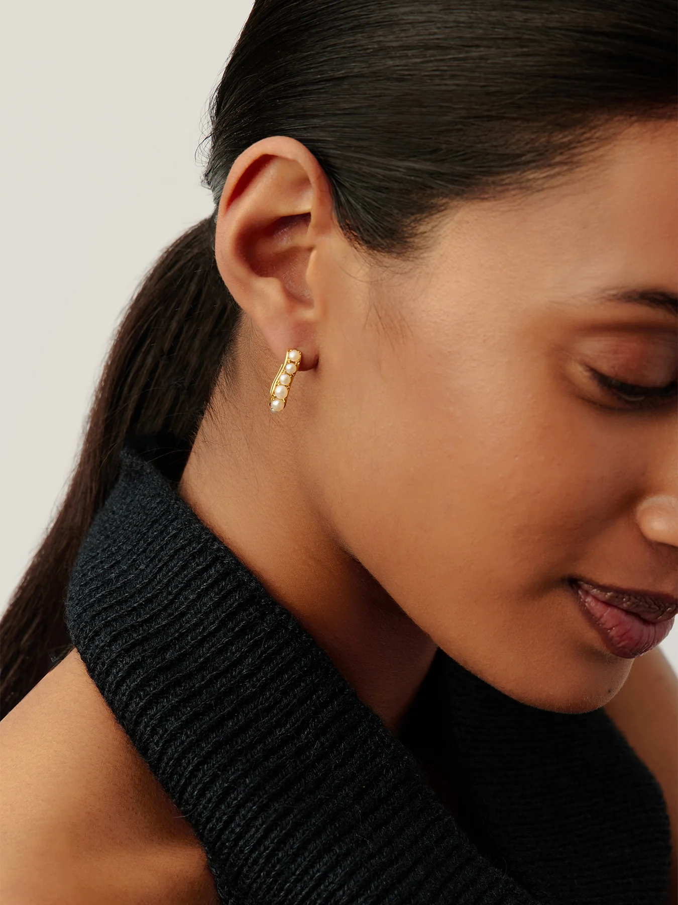 Pearl Wave Huggie Earrings Gold - Image 2