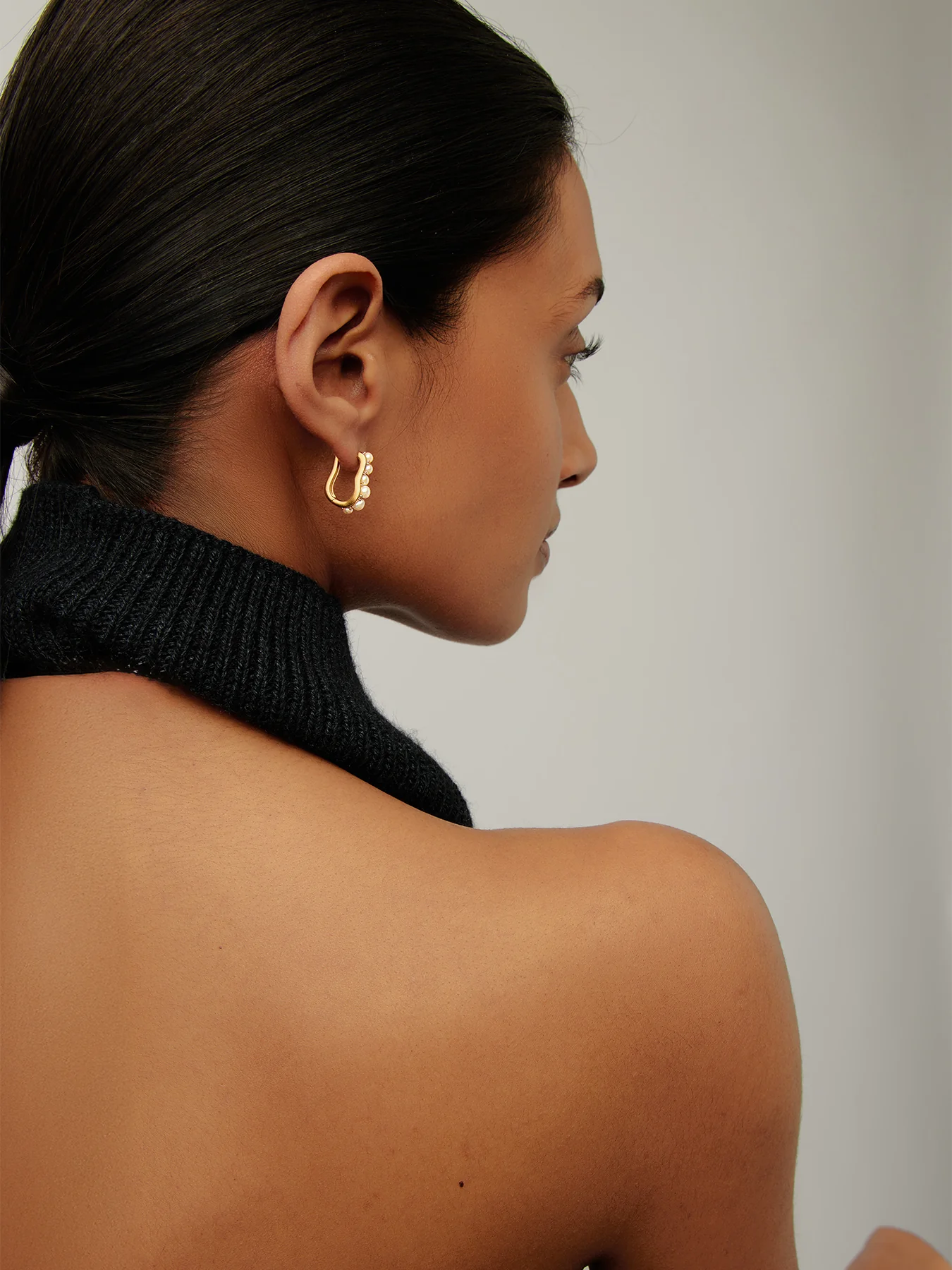 Pearl Wave Huggie Earrings Gold - Image 3