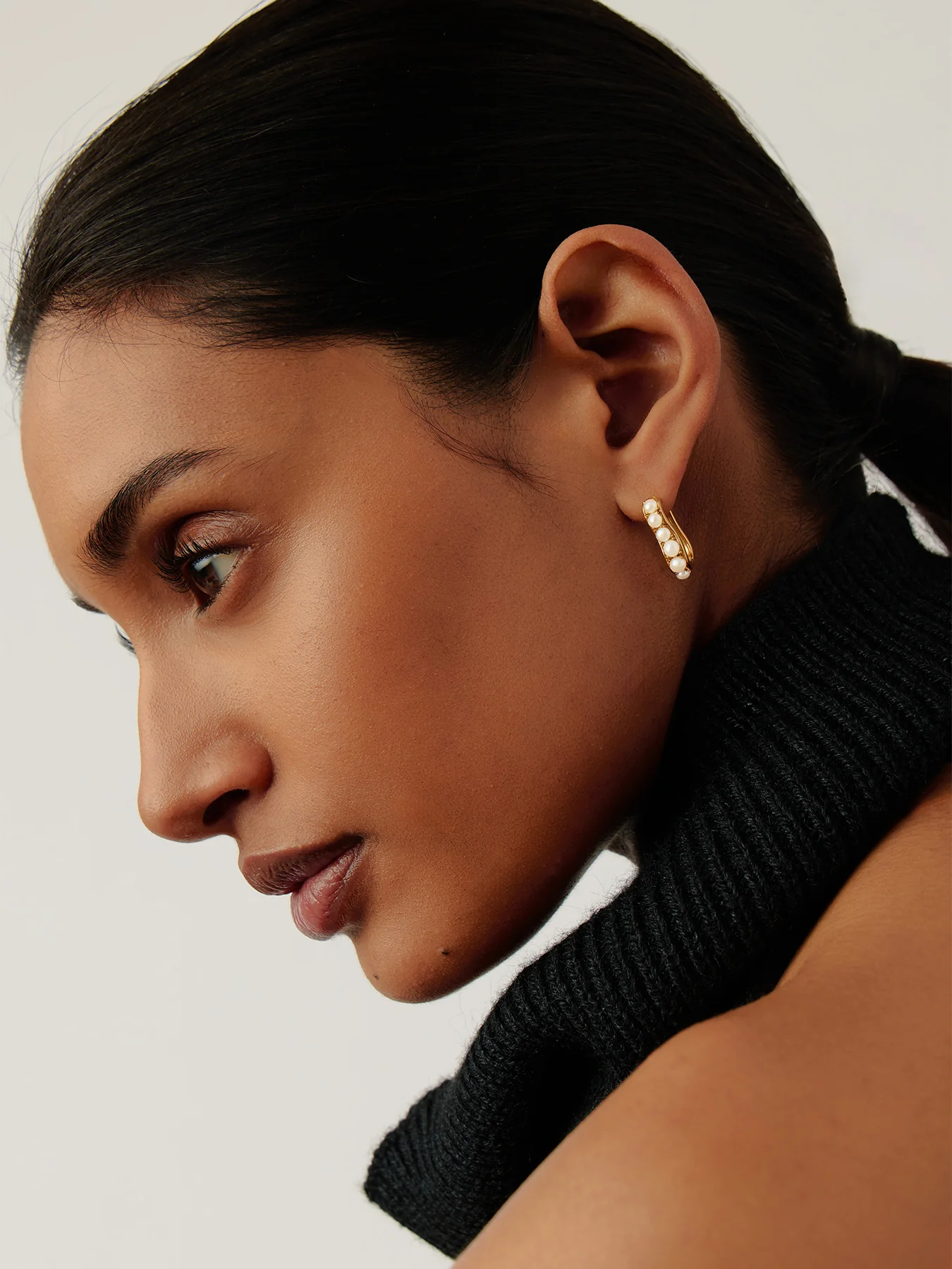 Pearl Wave Huggie Earrings Gold - Image 4