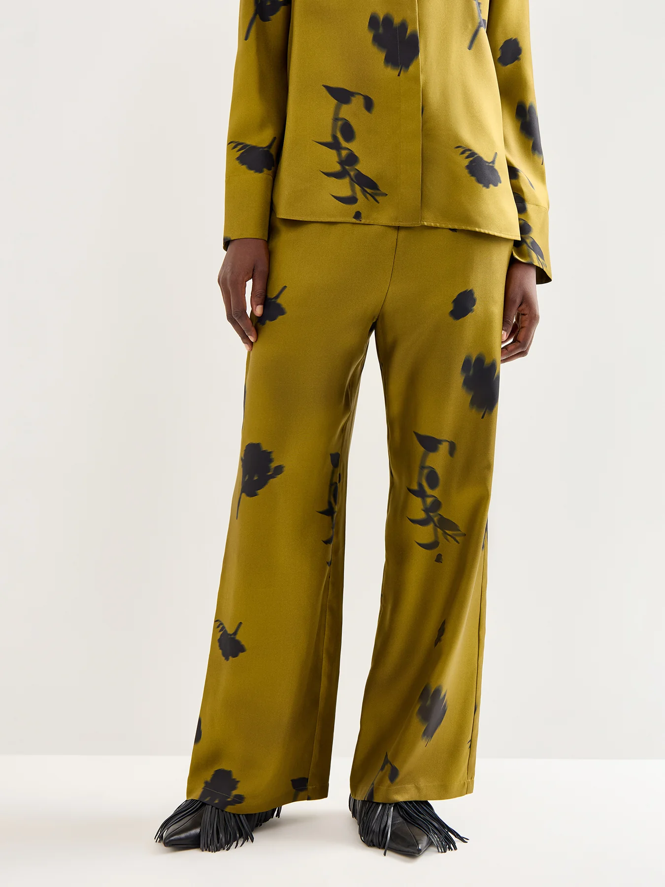 Helga Silk Printed Wide Leg Trouser Elastic Waist Olive Green - Image 4
