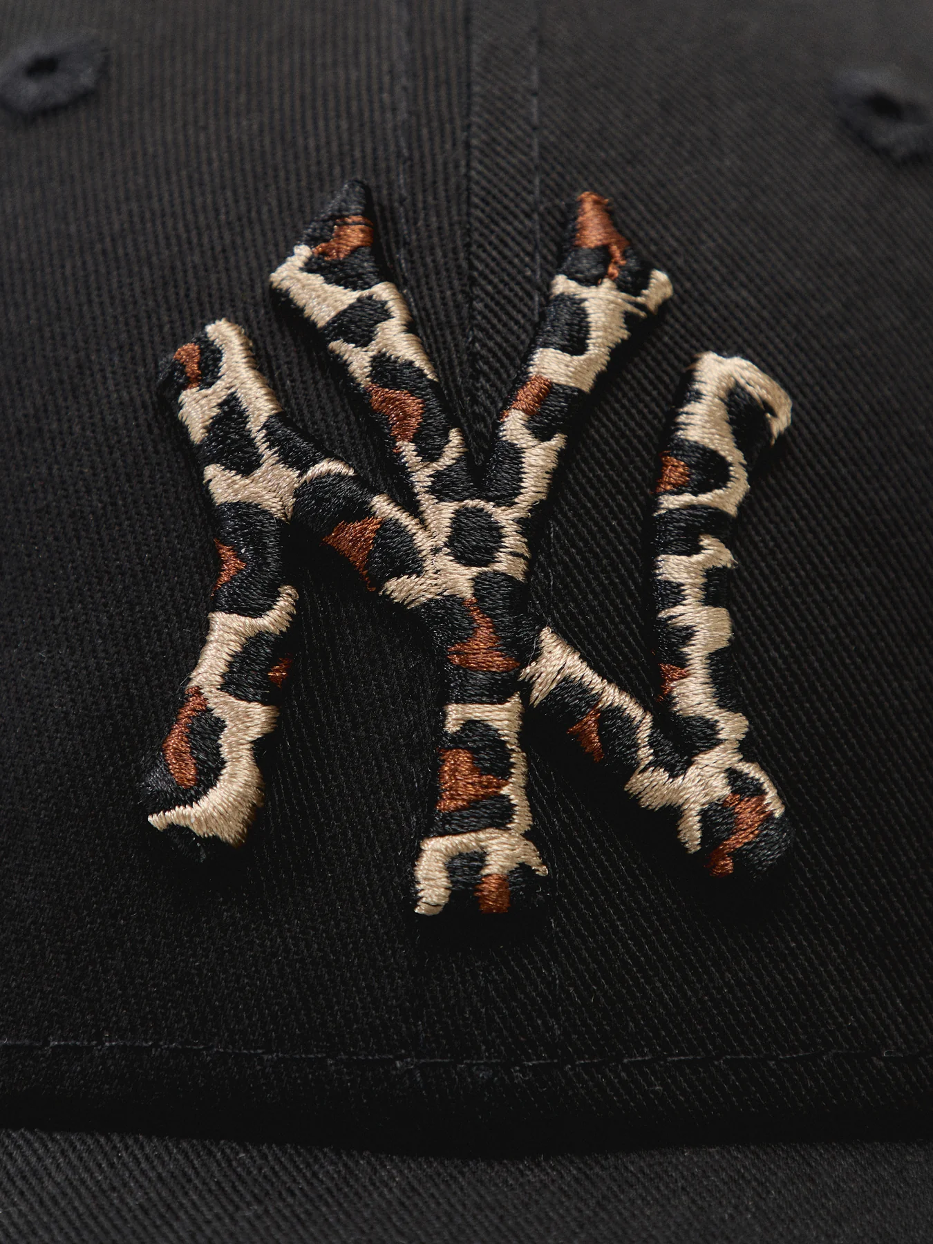 New Era NY Leopard Logo Baseball Cap Black - Image 3