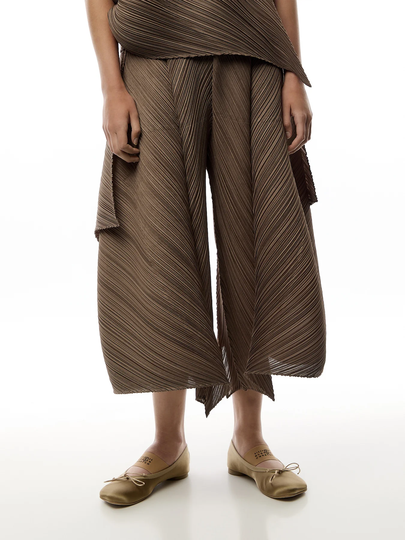 Pleats Sculptural Flare Grayish Brown Pants - Image 4