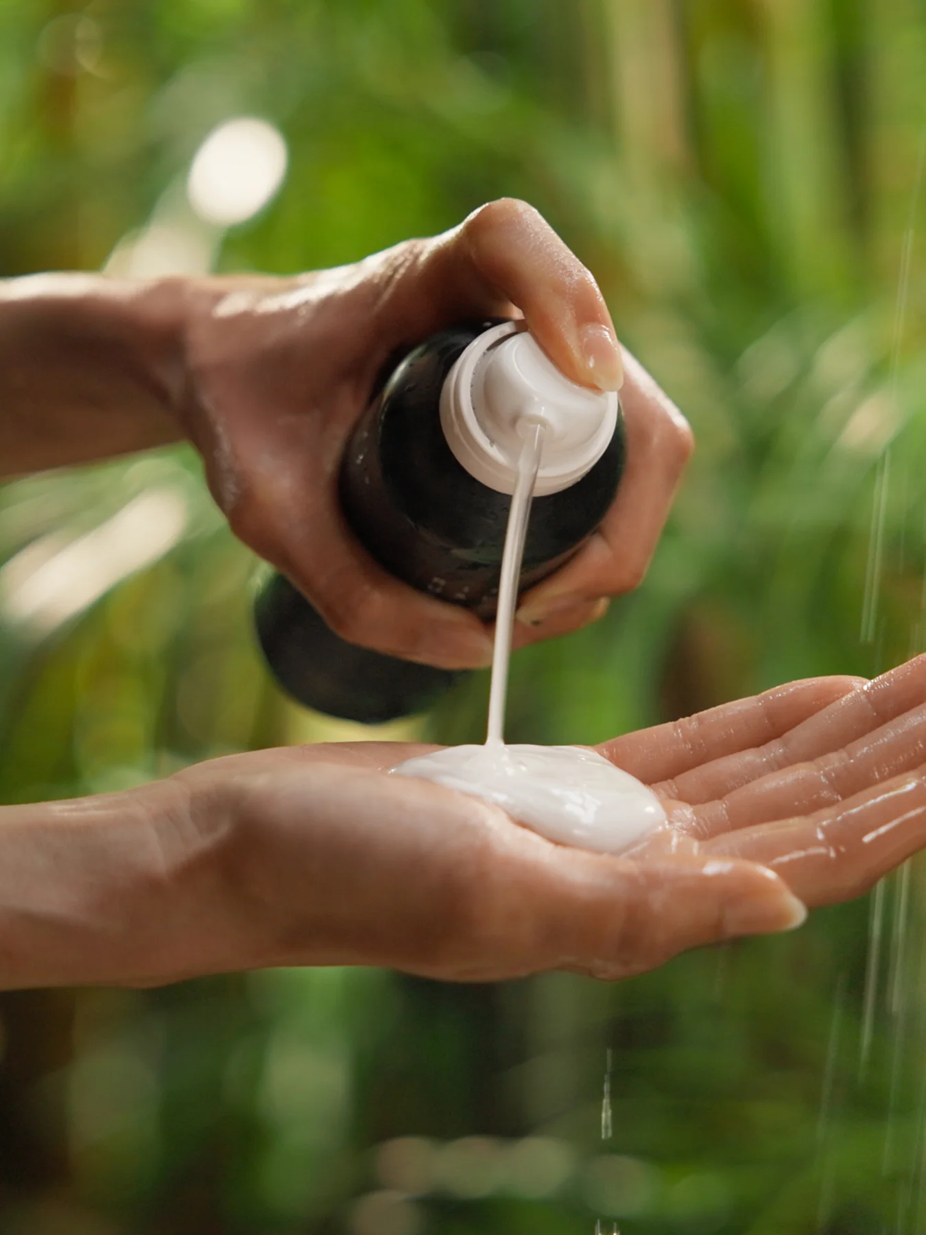 The Ritual of Jing Foaming Shower Gel - Image 3