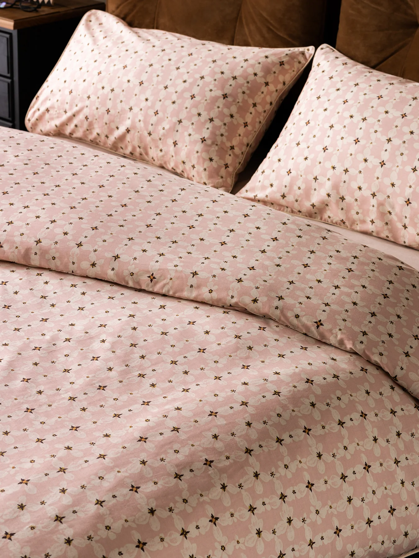 Translucent Daisy Super King Duvet Set Pink