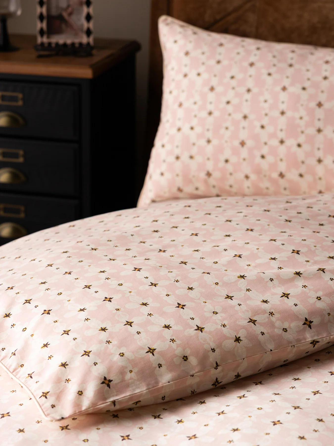 Translucent Daisy Super King Duvet Set Pink - Image 2