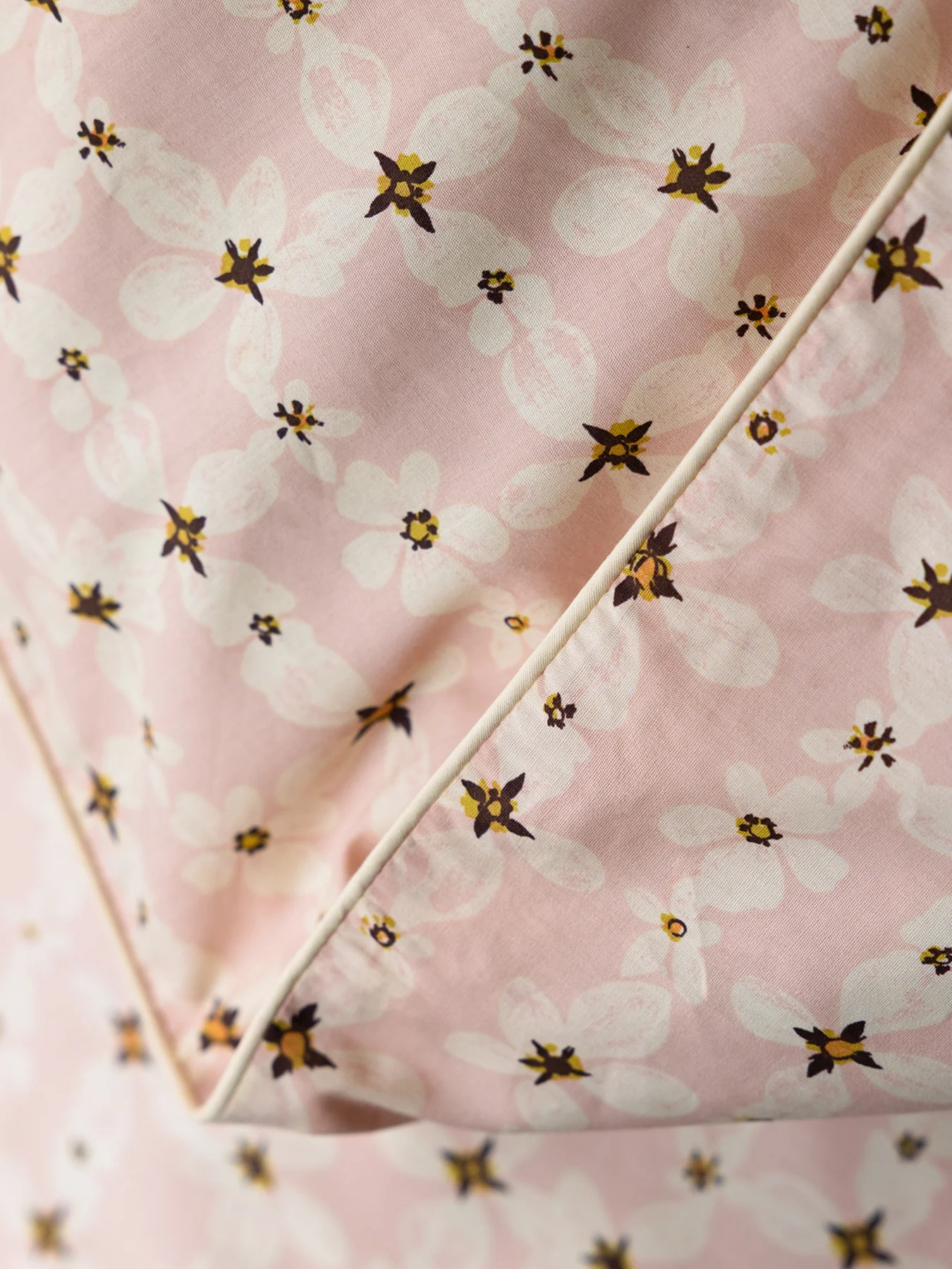 Translucent Daisy Super King Duvet Set Pink - Image 4