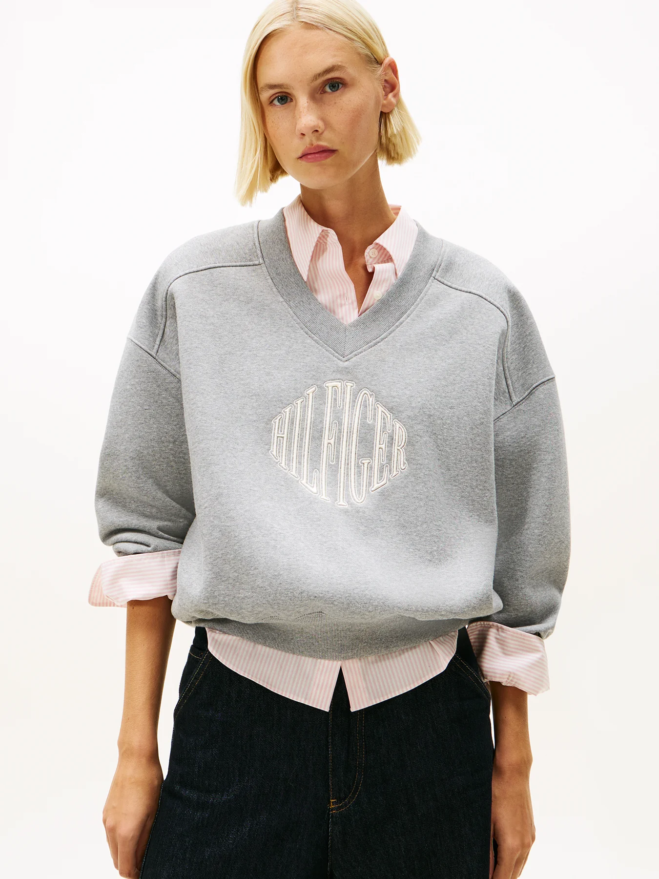 Logo V-Neck Sweatshirt Grey - Image 4