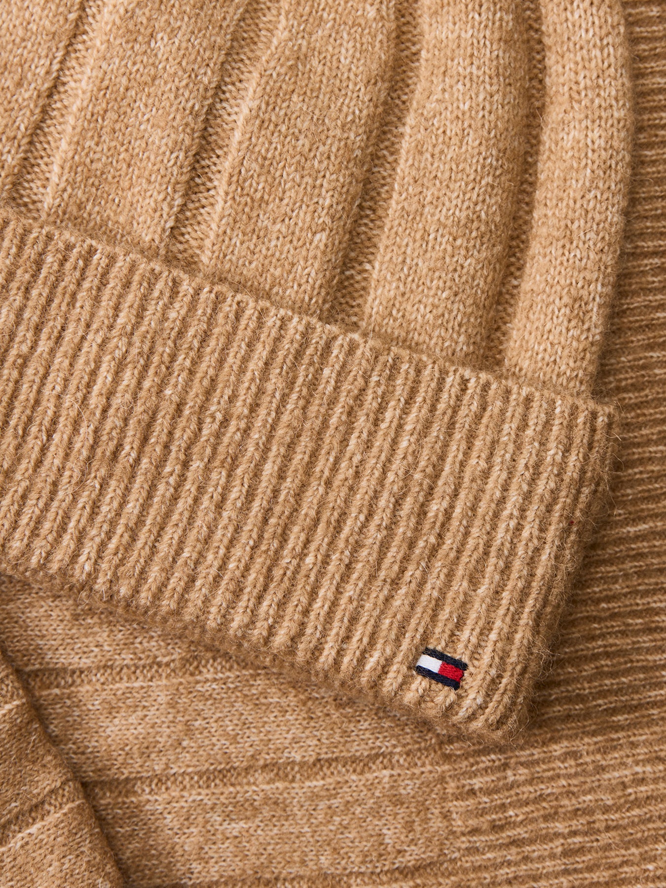 TH Flag Fluffy Beanie & Scarf Gift Set Beige - Image 4