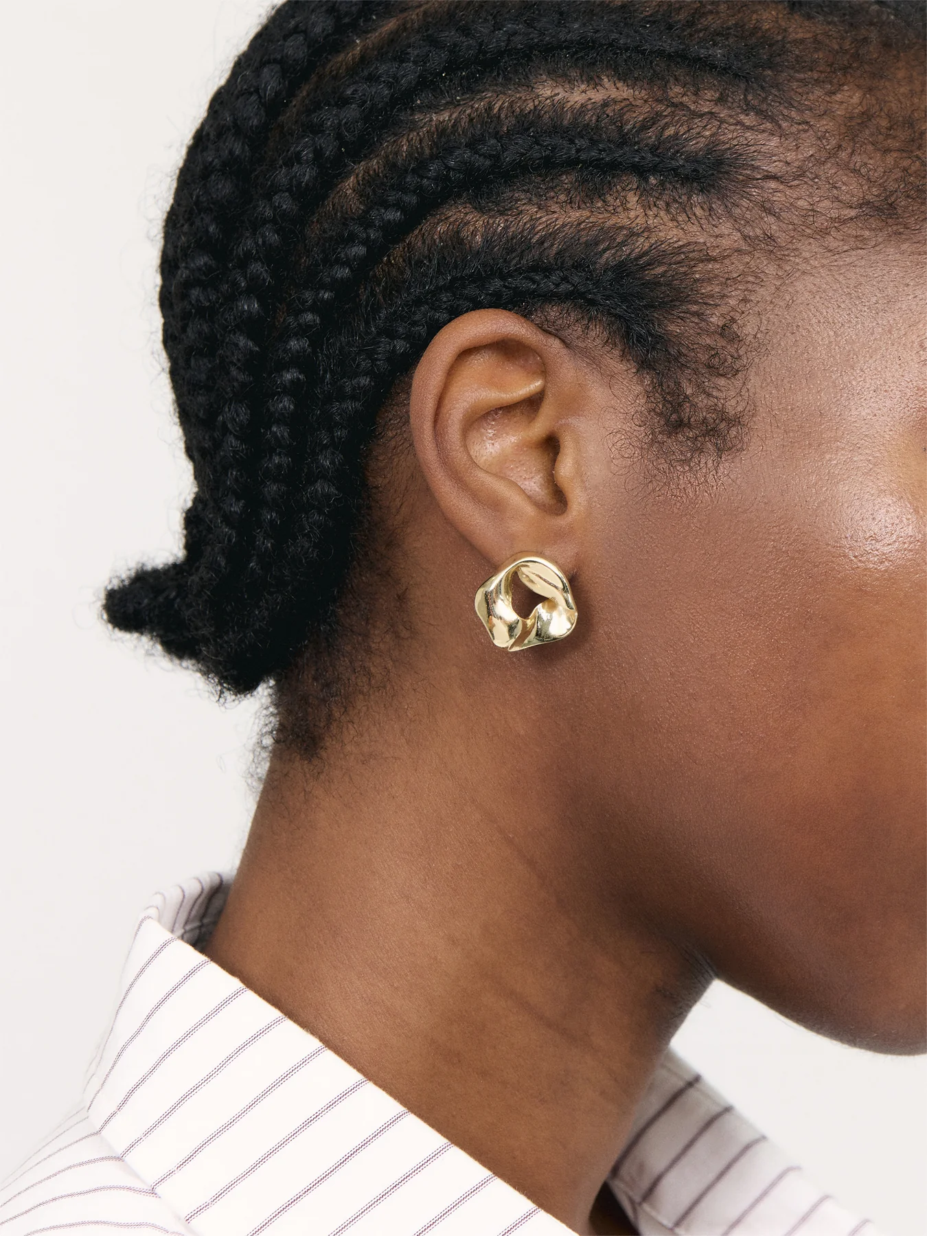 Soho Earrings Gold - Image 2